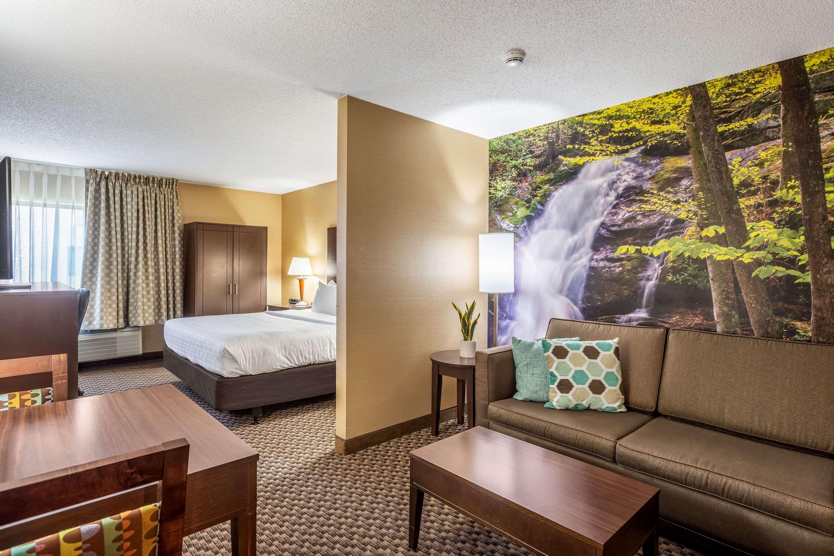 Clarion Pointe Hotel