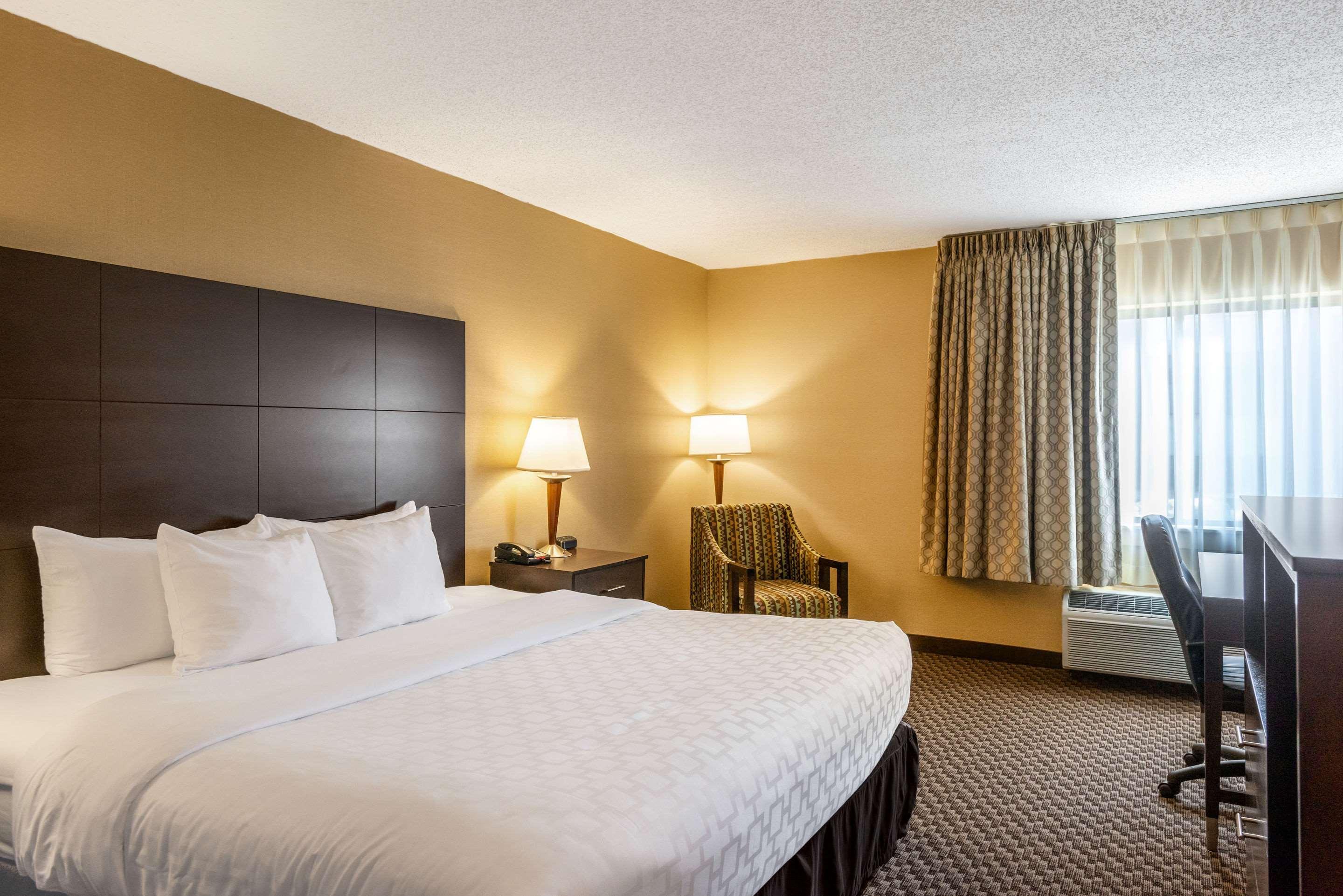 Hotel Clarion Pointe 3*