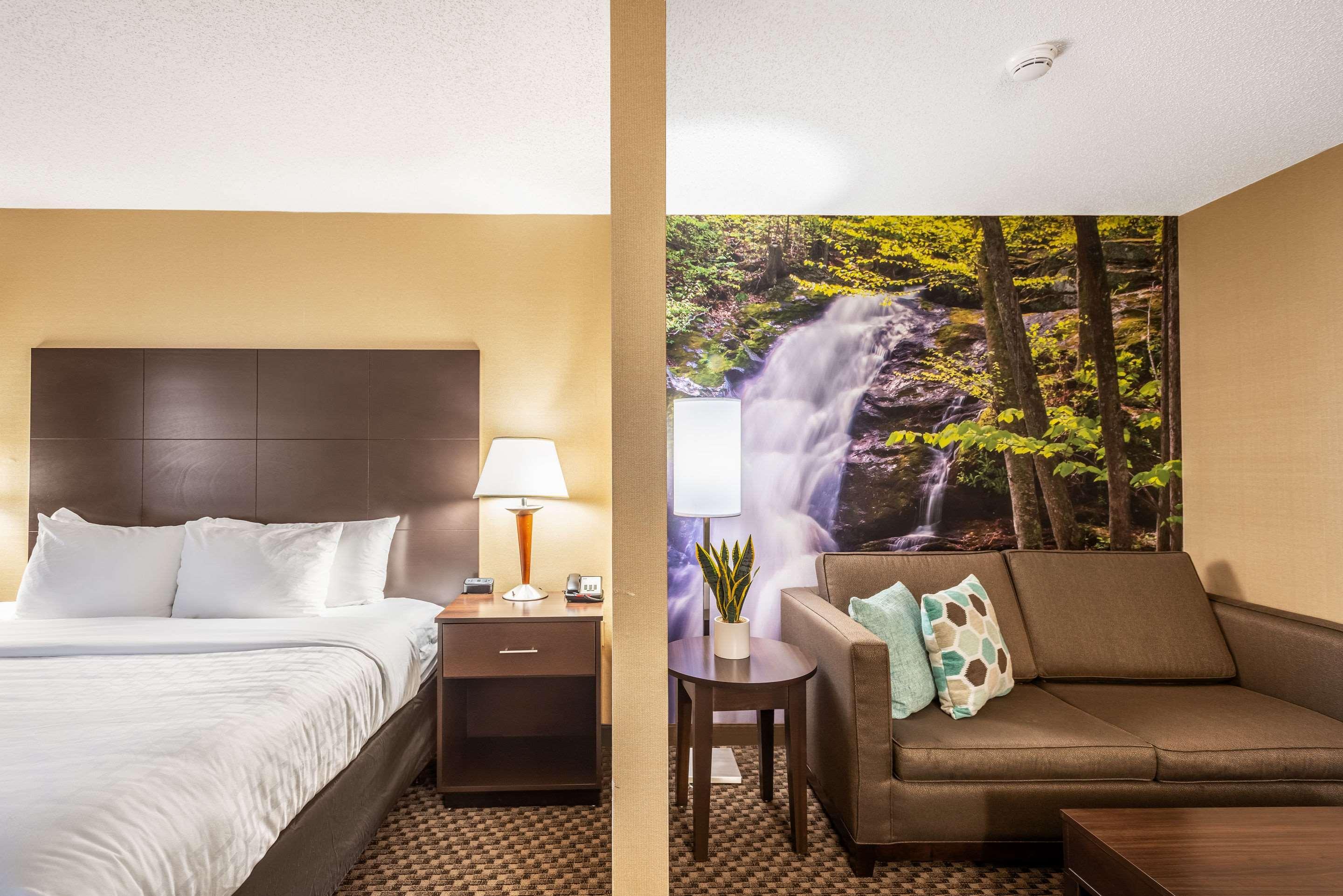 Clarion Pointe Hotel