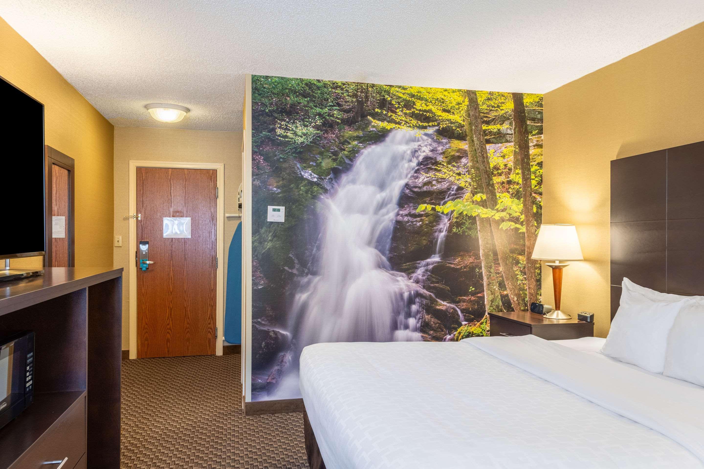 Clarion Pointe Hotel 3*