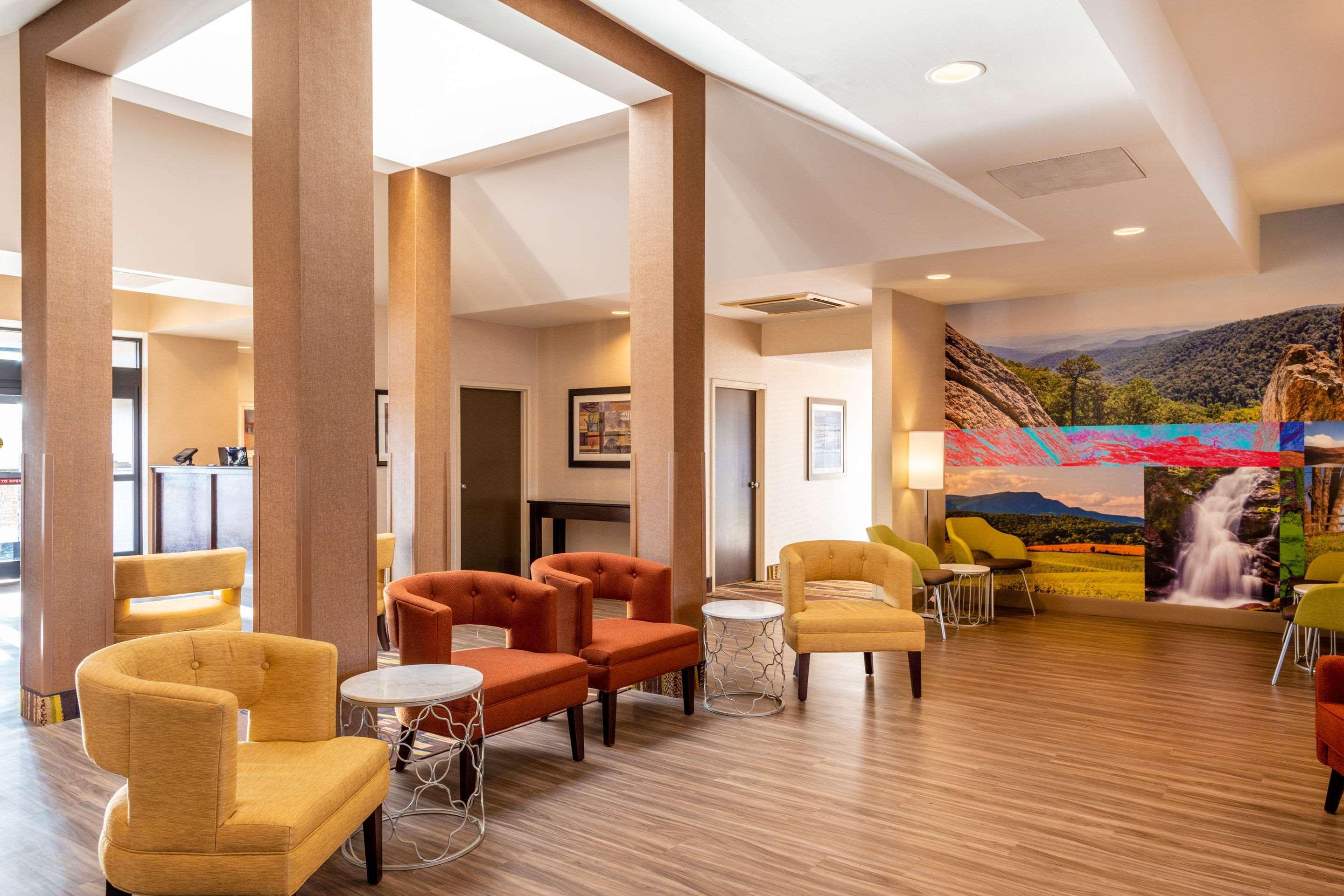 Clarion Pointe Hotel 3*