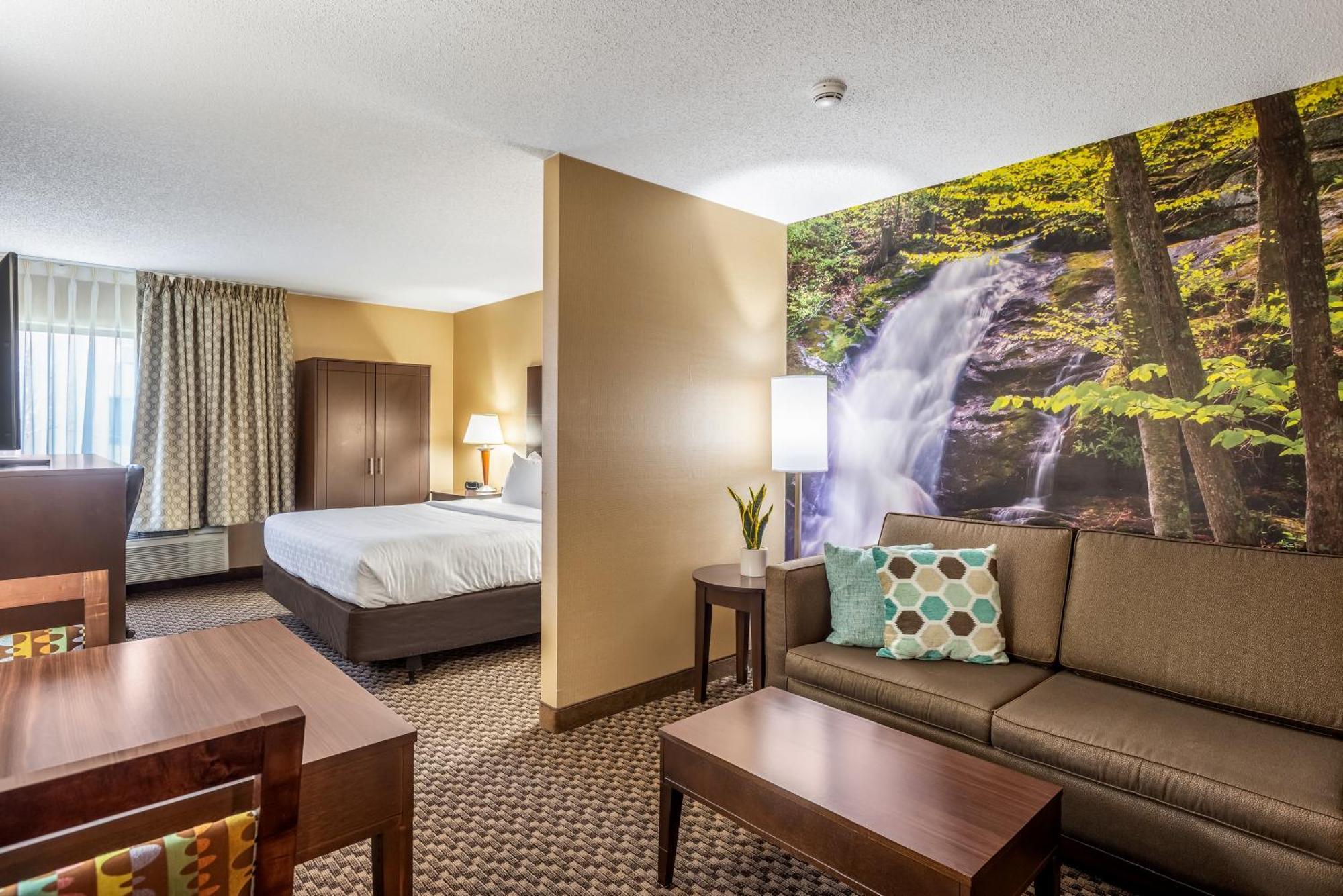 Hotel Clarion Pointe 3*