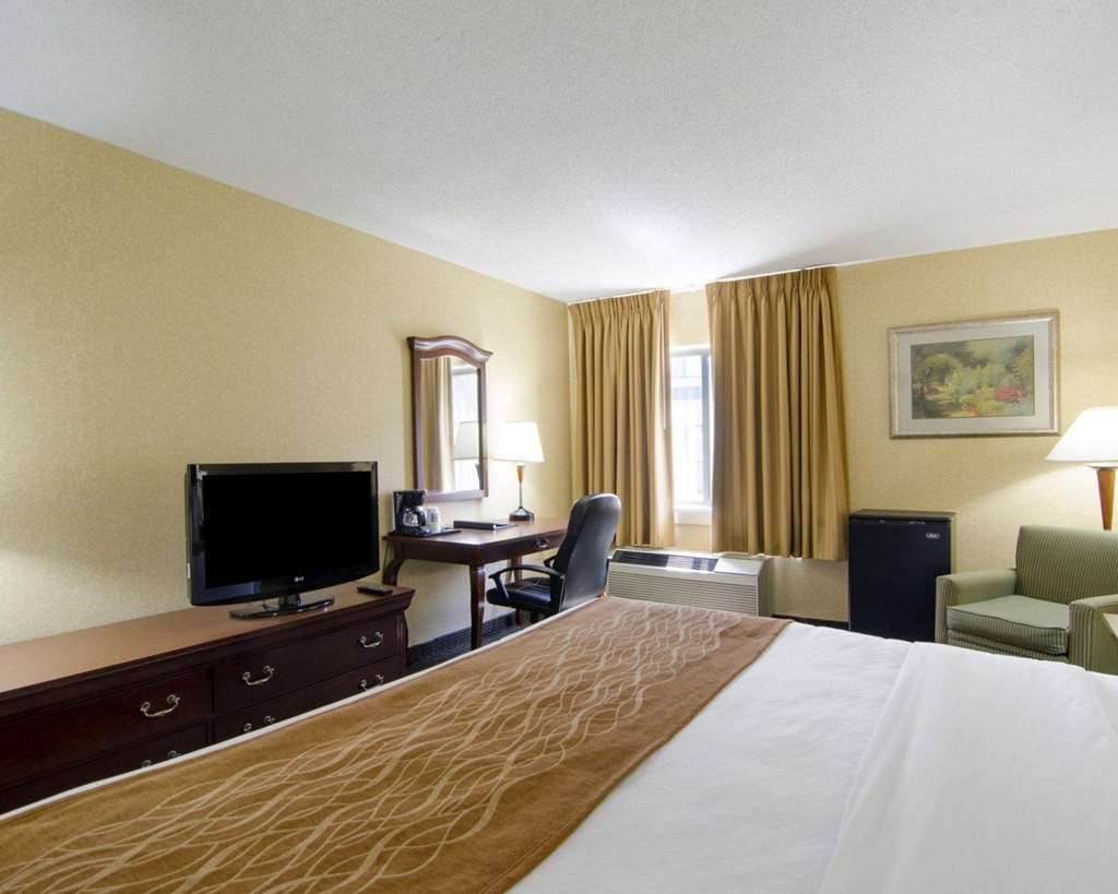Clarion Pointe Hotel