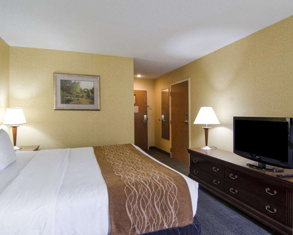 Hotel Clarion Pointe 3*