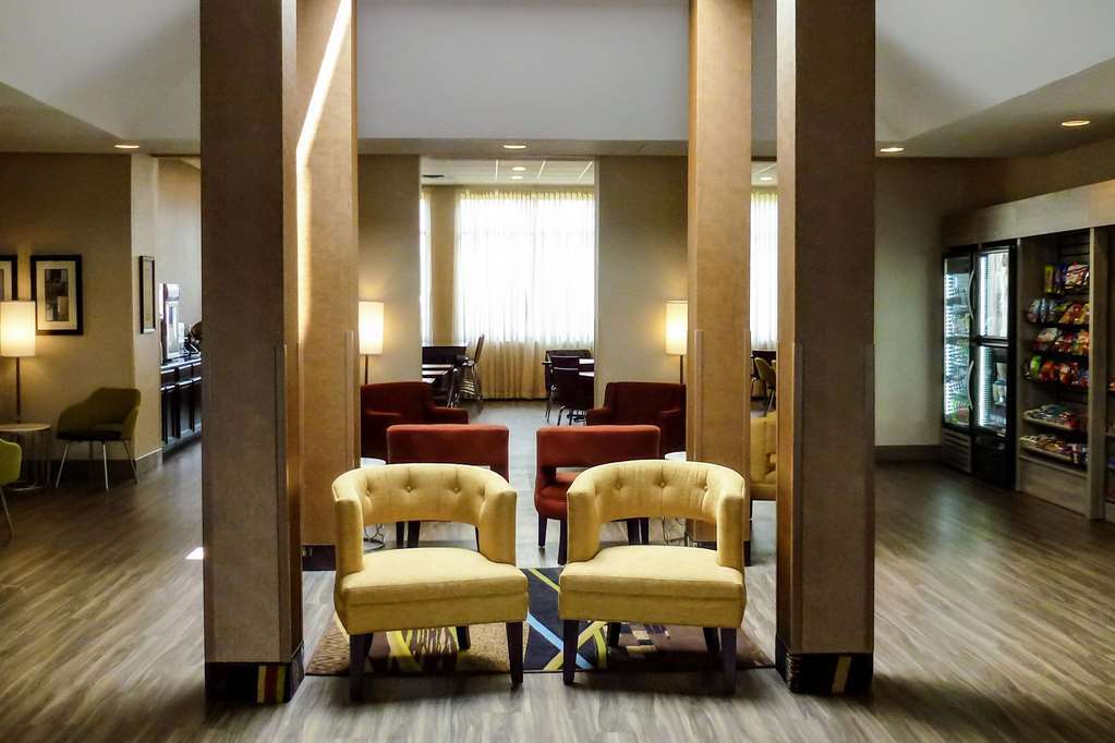 Clarion Pointe Hotel