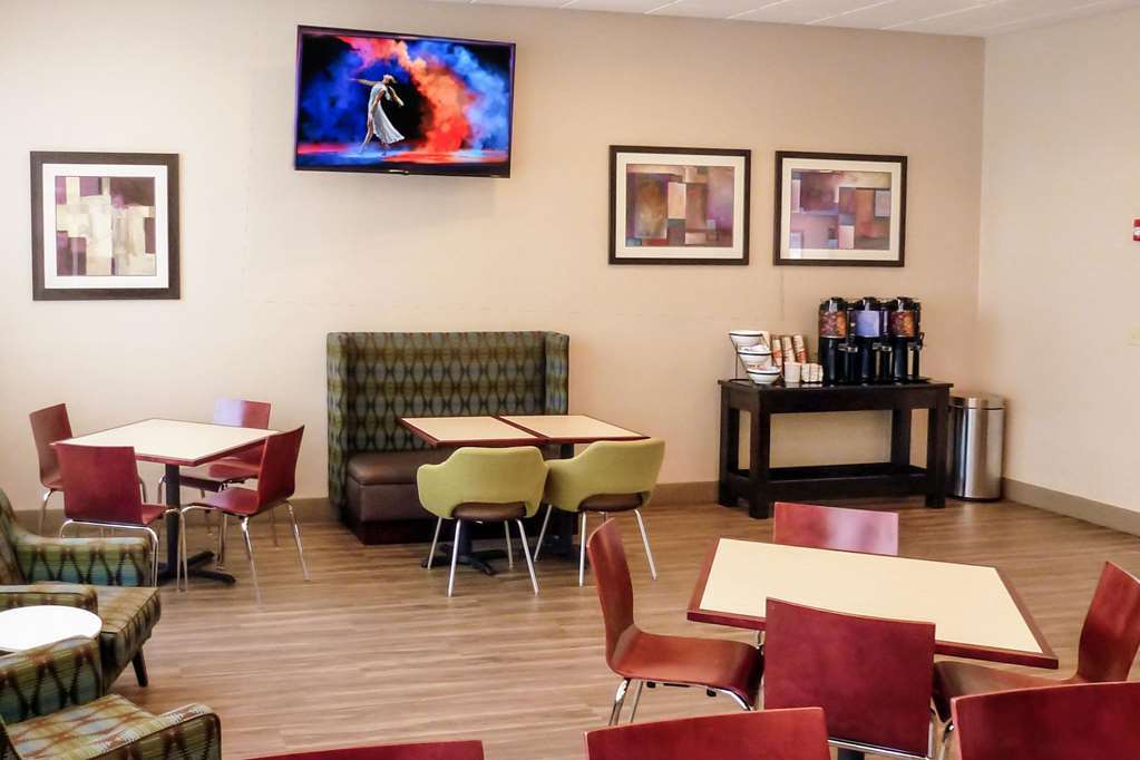 Hotel Clarion Pointe 3*