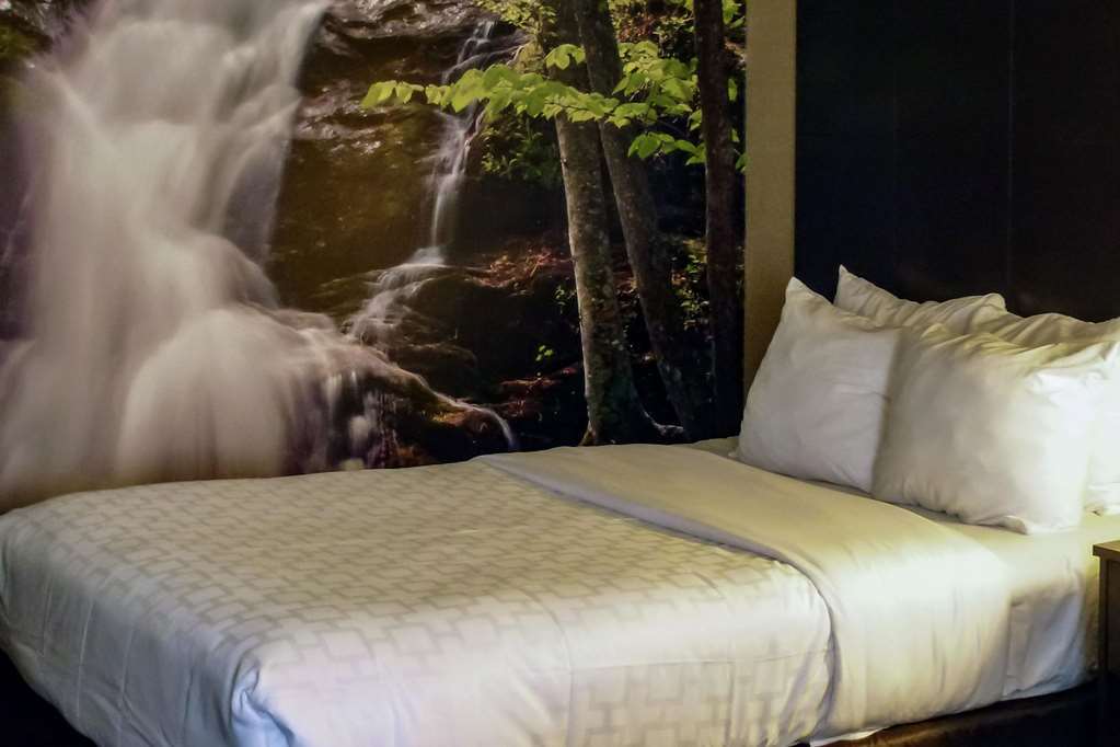 Clarion Pointe Hotel 3*